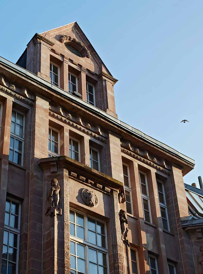 Façade de l'ancien Printemps en grès des Vosges